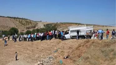 Düğün Yolunda Kaza; Anne Öldü, Eşi ve 2 Çocuğu Yaralı
