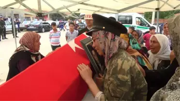 Trafik Terörüne Kurban Giden Nişanlısını Asker Kıyafetiyle Uğurladı