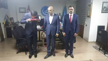 Yavuz, Bayrağı Özayvaz'a Teslim Eti