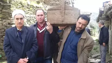 Devrilen Traktörün Altında Kalarak Can Verdi