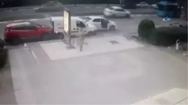 Polisten Kaçmaya Çalışırken Kaza Yapan Oto Hırsızları Kamerada