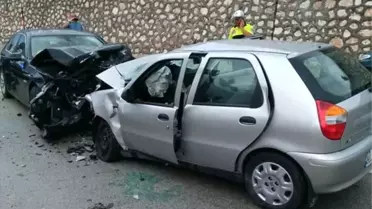 Refüjü Aşıp Karşı Şeride Geçti: 2 Ölü, 5 Yaralı
