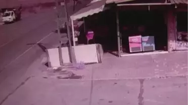 Ek Bilgi ve Fotoğrafla // Başakşehir'de Ehliyetsiz Sürücü Hafriyat Kamyonuyla Dehşet Saçtı