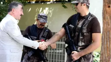 Fotoğraflar// İzmir İl Emniyet Müdürü Ev Hapsinde Bulunan Rahip Andrew Brunson'un Evinin Önünde...