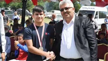 Koca Yürekli Pehlivan Ödülünü Bağışladı
