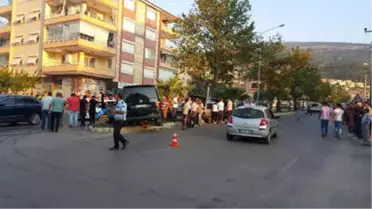 Tire'de Minibüs ile Otomobil Çarpıştı: 1 Ölü, 3 Yaralı