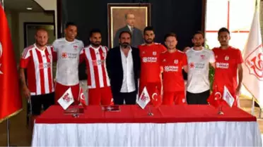 Demir Grup Sivasspor'da Toplu İmza Töreni