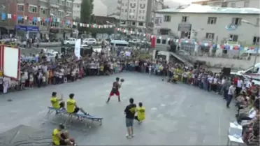 Karizma Show' Ekibi Hakkari'de Gösteri Yaptı
