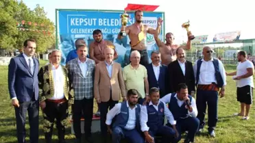 Kepsut'ta Yağlı Güreşler Nefes Kesti