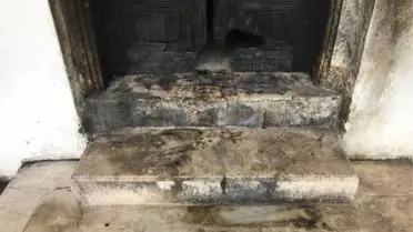Tarihi Kapısı Ateşe Verilen Hatice Sultan Türbesi Madde Bağımlılarının Mekanı Oldu