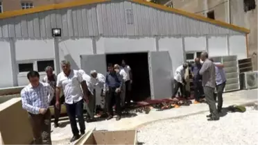 Yıkım Kararı Çıkan Caminin Cemaati Cuma Namazını Konteynerde Kıldı