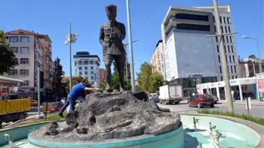 Atatürk Heykeli'nde Restorasyon Çalışması