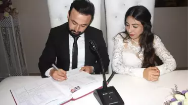 Komiser Yardımcısı ve Eşine Nikahta Kelepçe Takıldı