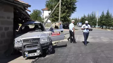 Pikap ile Motosiklet Çarpıştı: 1 Ölü, 2 Yaralı