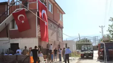 Hataylı Şehidin Baba Evine Türk Bayrağı Asıldı