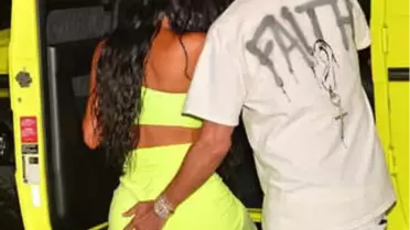 Elbisesinden Dolayı Arabaya Binemeyen Kim Kardashian'a, Erkek Arkadaşı Kalçasından Tutarak Yardım Etti