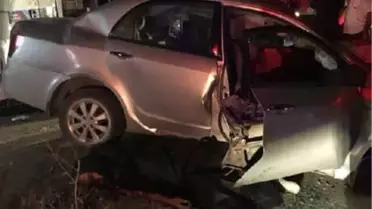 Otomobil, Park Halindeki Tır'a Çarptı: 3 Ölü