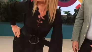 Sunucu Seda Akgül, Oyuncak Bebekle Verdiği Pozla Yalnızlık Göndermesi Yaptı
