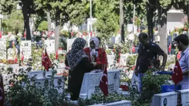Şehitlikte Hüzünlü Bayram