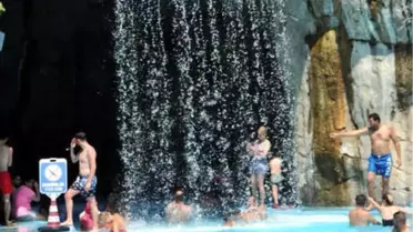 Antalya'da Sahiller ve Su Parkları Doldu