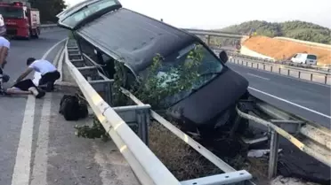 Panelvan Araç Bariyerlere Çarptı: 5 Yaralı