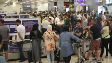 Atatürk Havalimanı'nda Tatil Dönüşü Yoğunluğu