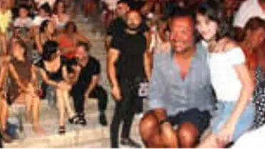 Cem Yılmaz Fotoğraf Çektirmek İsteyen Hayranlarını İstemezken Ali Sunal Tek Tek İlgilendi