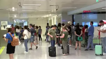 İstanbul Atatürk Havalimanı'nda Bayram Tatili Dönüşü Yoğunluğu Devam Ediyor