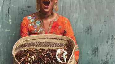 Ayşe Arman, Çok Sevdiği Atölyesine Yatak Pozu ve Derin Yırtmaçlı Elbisesiyle Veda Etti