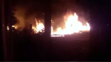 Kamyon Şoförü Alevleri Gördü Kornaya Basarak 5 Kişilik Aileyi Kurtardı