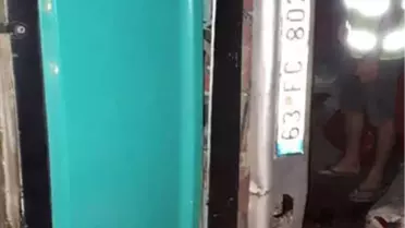 Devrilen Kamyonun Kasasındaki Tonlarca Biber Yola Saçıldı