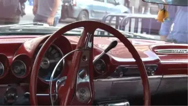 İstiklal Caddesi'ni Rengarenk Klasik Araçlar Süsledi