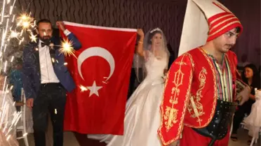İlginç Düğün: Yeniçerilerle Salona Girdiler, Dondurma Kestiler