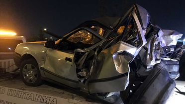 İzmir'de Tır Otomobile Çarptı: 1 Ölü, 1 Yaralı