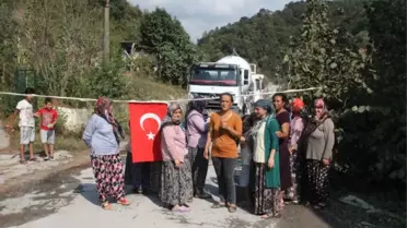 Kamyonlardan Şikayet Eden Mahalleli Yolu Kapatıp Eylem Yaptı