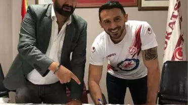 Yöneticisi Olduğu Kulüple Futbolcu Olarak İmza Attı