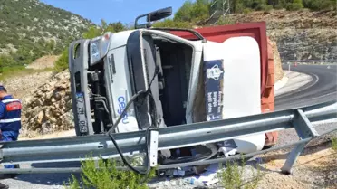 Direksiyon Hakimiyetini Kaybeden Sürücü Bariyerlere Çarptı : 1 Yaralı