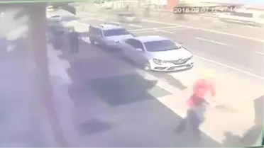 Belediye Otobüsü Refüje ve Araçlara Çarptı: 4 Yaralı