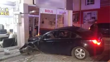 Otomobil, Otobüs Yazıhanesine Çarptı: 5 Yaralı