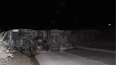Devrilen Tır'dan Çıkan 2 Kişi, Ambulansı Görünce Olay Yerinden Kaçtı