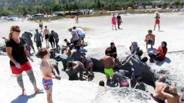 Salda Gölü Kıyısında Çamur Banyosuyla Şifa Arıyorlar