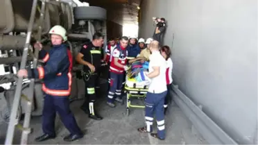 Ek Bilgi ve Fotoğraflarla) - Zeytinburnu'nda Hafriyat Kamyonu Devrildi