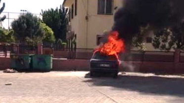 Şanlıurfa'da Çocuklar 2 Otomobili Ateşe Verdi