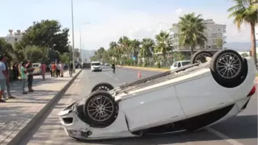 Antalya'da Hafif Ticari Araçla Otomobil Çarpıştı: 6 Yaralı
