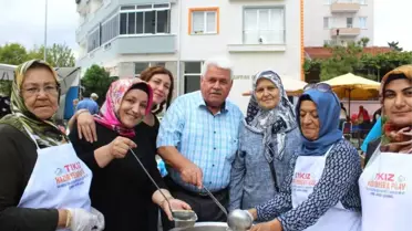 Ak Partili Kadınlar Aşure Dağıttı