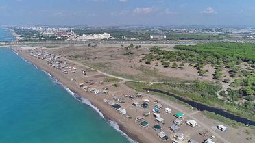 Antalya'da Denize Sıfır Obalarda Ücretsiz Lüks Tatil Kıskandırıyor