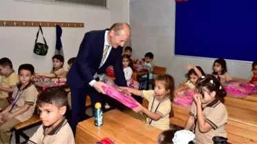 Belediye'den Okula Başlayan Öğrencilere Kırtasiye Seti Hediyesi
