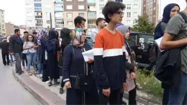 Kart Alabilmek İçin Saatlerce Sırada Beklediler
