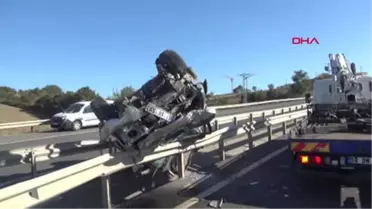 Tekirdağ'da Yol Çöktü, Minibüsler Çukura Saplandı