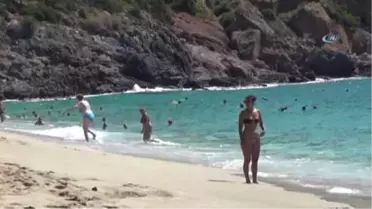 Antalya'da Sahiller Turistlere Kaldı